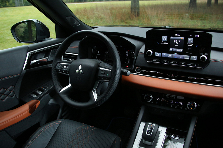 Ngoài ra, Outlander PHEV mới còn được trang bị bình xăng dung tích 56 lít. Điều này làm tăng phạm vi tổng thể lên tới 676 km, nhiều hơn 161 km so với phiên bản năm 2022.