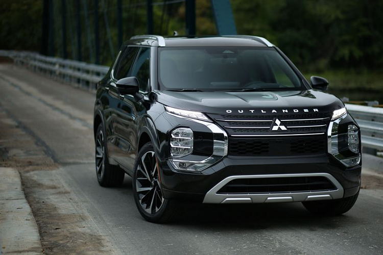 Bên dưới nắp ca pô Mitsubishi Outlander PHEV 2023 mới là hệ thống truyền động plug-in hybrid bao gồm động cơ 4 xi-lanh 2,4 lít kết hợp 2 mô tơ điện và cụm pin lithium-ion 20 kWh. 