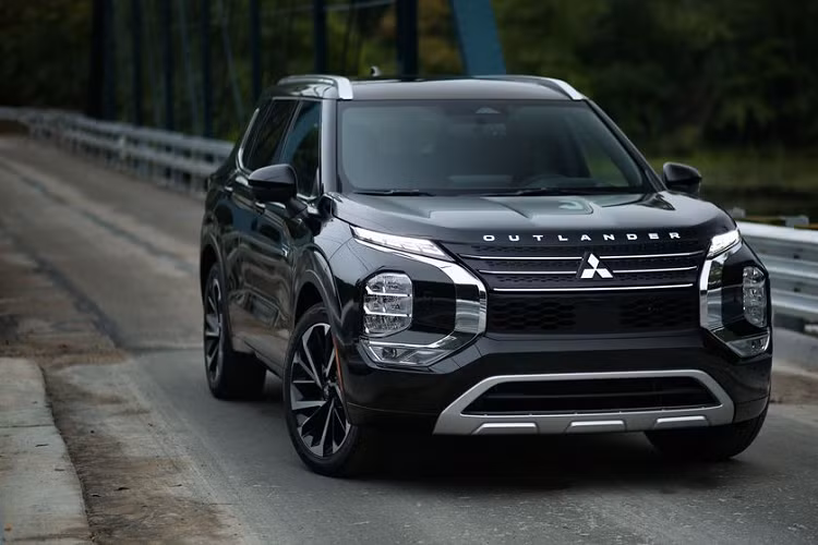 Bên dưới nắp ca pô Mitsubishi Outlander PHEV 2023 mới là hệ thống truyền động plug-in hybrid bao gồm động cơ 4 xi-lanh 2,4 lít kết hợp 2 mô tơ điện và cụm pin lithium-ion 20 kWh. 