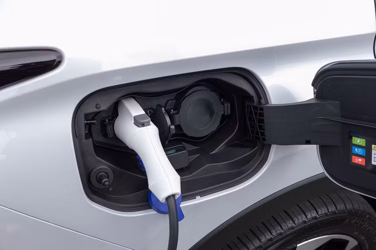 Tại Mỹ, Outlander PHEV 2023 là mẫu xe phổ thông duy nhất cung cấp tính năng sạc nhanh. Đây là lợi thế rất lớn của mẫu SUV này trong việc cạnh tranh với các đối thủ cùng phân khúc.