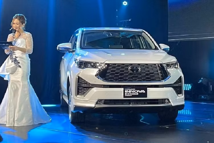 Hiện chưa có thông tin cụ thể về trang bị và giá bán của Toyota Innova 2023 ở thị trường Việt Nam. Tuy nhiên, sẽ không ngạc nhiên nếu Toyota Innova Hybrid mới sẽ được bán ở Việt Nam. Hiện Toyota đang phân phối 3 mẫu xe hybrid ở Việt Nam, bao gồm Corolla Cross Hybrid, Corolla Altis Hybrid và Camry Hybrid.