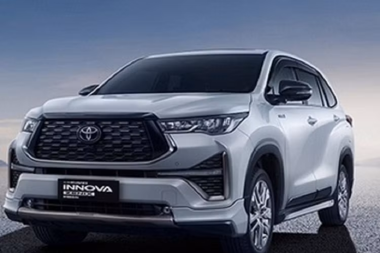 Thứ hai là hệ truyền động hybrid, bao gồm máy xăng 4 xi-lanh, dung tích 2.0L với công suất tối đa 152 mã lực và mô-men xoắn cực đại 187,3 Nm. Động cơ này kết hợp với mô-tơ điện mạnh 113 mã lực và 206 Nm, cùng cụm pin Ni-MH nằm bên dưới 2 ghế trước.