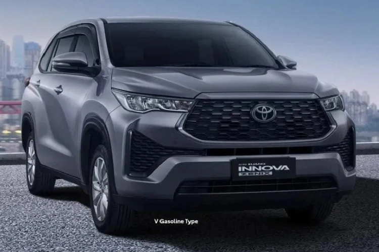 Nhờ đó, Toyota Innova Hybrid 2023 có tổng công suất 186 mã lực và tiêu thụ lượng xăng trung bình chỉ 21 km/lít (4,76 lít/100 km). Ngoài ra, phiên hybrid còn có 4 chế độ lái là EV, Eco, Normal và Power. Dù dùng động cơ nào, Toyota Innova 2023 đều được trang bị hộp số CVT, giả lập 10 cấp, và không còn hộp số sàn như thế hệ cũ.