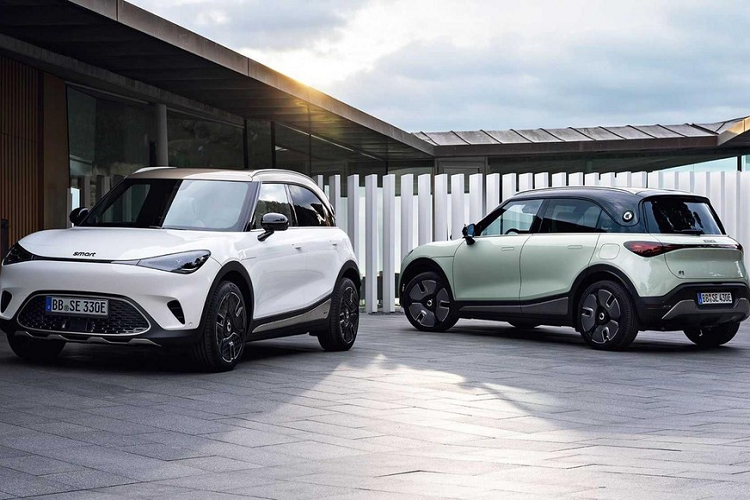 Trước mắt, hãng hiện không công bố cụ thể khi nào mẫu crossover mới sẽ được bán hoặc giá xe Smart #1 2023 khởi điểm bao nhiêu, nhưng #1 dự kiến sẽ có mặt đầu tiên tại Trung Quốc trước khi tiếp cận thị trường châu Âu. Smart đã trở thành một nỗ lực chung giữa Đức và Trung Quốc khi Mercedes hợp tác với Geely để giúp thương hiệu này tự làm lại bản thân cho tương lai xe điện hoàn toàn.