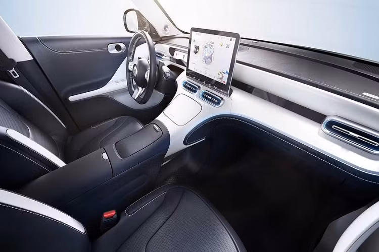 Những điểm tương đồng đó mở rộng đến nội thất, nơi Smart muốn nhấn mạnh vào tính công nghệ, như giao diện người dùng 3D dựa trên AI và có thể điều khiển thông qua lệnh thoại. Smart cung cấp cho người ngồi trong xe một màn hình thông tin giải trí 12,8 inch trong khi người lái có cụm đồng hồ kỹ thuật số 9,2 inch.