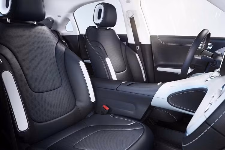 Đối với diện mạo bên ngoài, Smart #1 có trang bị cửa không khung, tay nắm cửa có thể thu vào, và cửa sổ nhìn toàn cảnh lớn trên nóc. Nó có kích thước dài 4,27 mét, rộng 1,82 mét và cao 1,64 mét, với trục cơ sở 2,75 mét. Trọng lượng của mẫu crossover bảnh bao này là khoảng 1.820 kg.