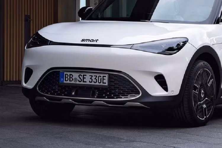 Trên khía cạnh hiệu suất, Smart có trang bị cho #1 mô tơ điện mạnh 268 mã lực, lấy năng lượng từ bộ pin NCM (niken, coban, mangan) 66 kWh. Mô tơ điện này cũng tạo ra 343 Nm mô-men xoắn cực đại, truyền tới các bánh sau. Tốc độ tối đa của xe là 180 km/h.