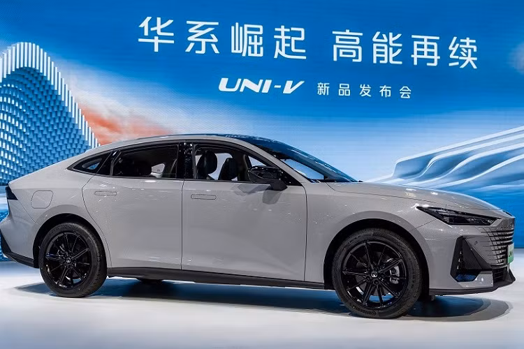 Động cơ này đồng hành với hộp số tự động 8 cấp, đi kèm lẫy chuyển số sau vô lăng. Trong khi đó, Changan UNI-V iDD 2022 được trang bị hệ truyền động plug-in hybrid, bao gồm máy xăng 4 xi-lanh, tăng áp, dung tích 1.5L, mô-tơ điện và cụm pin lithium-sắt-photphat LiFePO4 với dung lượng 18,4 kWh. Động cơ xăng này tạo ra công suất tối đa 168 mã lực và mô-men xoắn cực đại 260 Nm.