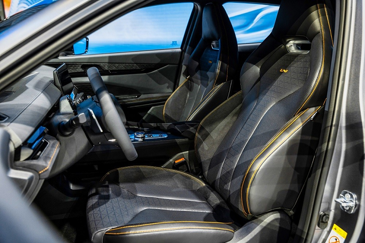 Điểm nhấn nội thất của Changan UNI-V 2022 nằm ở vô lăng vát cả trên lẫn dưới, cửa gió điều hòa kéo dài trên mặt táp-lô, ghế bọc da và cần số ngắn. Bên cạnh đó là 2 màn hình nằm cao trên mặt táp-lô, bao gồm cả bảng đồng hồ kỹ thuật số, và màn hình thông tin giải trí dạng cảm ứng cỡ lớn phía dưới. Tương tự phiên bản 1.5L cũ, Changan UNI-V 2022 cũng sở hữu kích thước khá lớn so với những mẫu sedan hạng C thông thường khác.