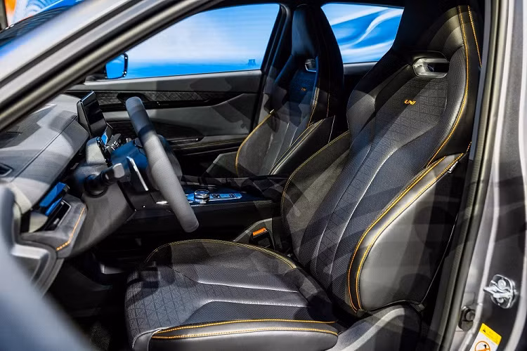 Điểm nhấn nội thất của Changan UNI-V 2022 nằm ở vô lăng vát cả trên lẫn dưới, cửa gió điều hòa kéo dài trên mặt táp-lô, ghế bọc da và cần số ngắn. Bên cạnh đó là 2 màn hình nằm cao trên mặt táp-lô, bao gồm cả bảng đồng hồ kỹ thuật số, và màn hình thông tin giải trí dạng cảm ứng cỡ lớn phía dưới. Tương tự phiên bản 1.5L cũ, Changan UNI-V 2022 cũng sở hữu kích thước khá lớn so với những mẫu sedan hạng C thông thường khác.