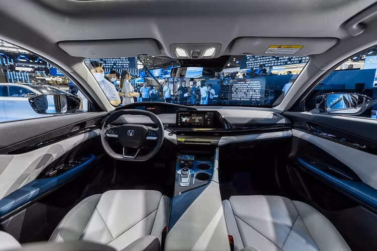 Trong khi đó, Changan UNI-V iDD 2022 chỉ có 2 ống xả. Bên trong Changan UNI-V 2022 là không gian nội thất có thiết kế hiện đại và công nghệ cao như phiên bản 1.5L cũ. Đây vốn là thế mạnh của mẫu sedan hạng C này nên hãng Changan quyết định không thay đổi điều đó