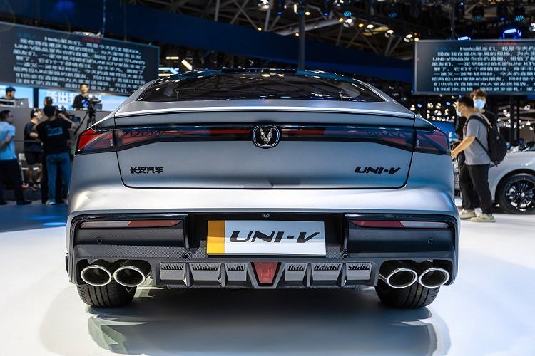 So với phiên bản 1.5L cũ, Changan UNI-V 2022 vẫn giữ lại thiết kế ngoại thất thể thao và khí động lực học. Hãng Changan chỉ thay đổi nhẹ trong thiết kế ngoại thất của xe như khe gió hình tam giác cỡ lớn mới ở hai góc đầu xe và bộ vành hợp kim 18 inch sơn màu đen bóng, nằm trong lốp Continental MC6.