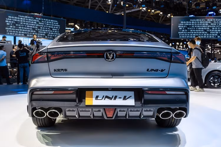 So với phiên bản 1.5L cũ, Changan UNI-V 2022 vẫn giữ lại thiết kế ngoại thất thể thao và khí động lực học. Hãng Changan chỉ thay đổi nhẹ trong thiết kế ngoại thất của xe như khe gió hình tam giác cỡ lớn mới ở hai góc đầu xe và bộ vành hợp kim 18 inch sơn màu đen bóng, nằm trong lốp Continental MC6.