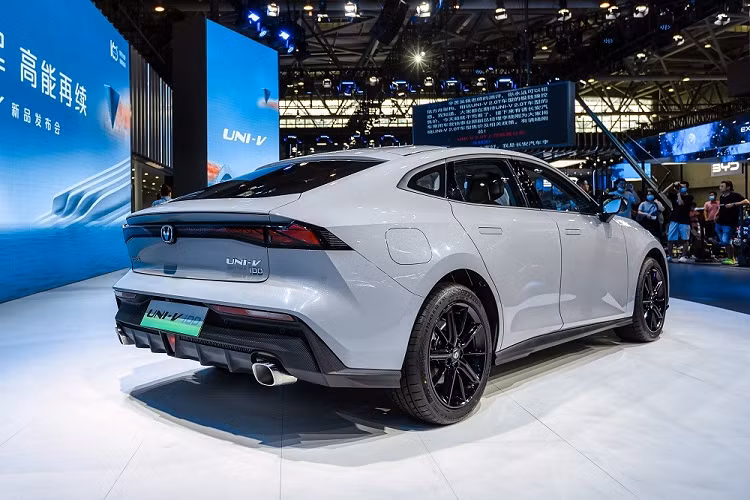 Trong khi đó, lưới tản nhiệt tràn viền, cụm đèn pha thanh mảnh, hốc gió trung tâm, tay nắm cửa nằm chìm vào thân xe, đèn hậu vắt ngang đuôi xe và bộ khuếch tán gió phía sau của Changan UNI-V 2022 không thay đổi so với phiên bản 1.5L cũ. Riêng phiên bản 2.0T còn có thêm một khe gió nhỏ nằm phía trên lưới tản nhiệt, 4 ống xả phía sau và bộ body kit thể thao, bao gồm cánh lướt gió dưới đầu xe cũng như bên sườn.