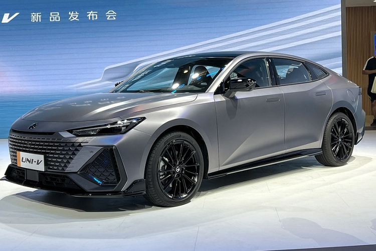 Cụ thể, xe có chiều dài 4.705 mm, chiều rộng 1.838 mm, chiều cao 1.430 mm và chiều dài cơ sở 2.750 mm. Tại thị trường Trung Quốc, giá xe Changan UNI-V 2022 bản 2.0T dao động từ 129.900 - 139.900 Nhân dân tệ (khoảng 455 - 490 triệu đồng). Trong khi đó, giá bán của phiên bản iDD chưa được công bố. Xe sẽ cạnh tranh với những đối thủ như Honda Civic và Toyota Corolla ở thị trường tỷ dân này.