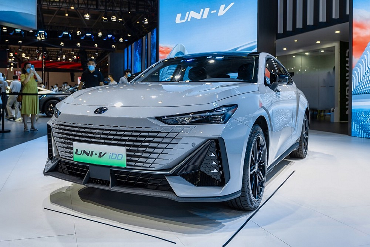 Hai con số tương ứng của mô-tơ điện là 168 mã lực và 330 Nm Hệ truyền động kể trên cho phép Changan UNI-V iDD 2022 tăng tốc từ 0-100 km/h trong thời gian chỉ 6 giây. Đặc biệt, mẫu sedan hạng C này có thể chạy được 100 km chỉ bằng mô-tơ điện và có lượng xăng tiêu thụ trung bình 1,59 lít/100 km. Ngoài ra, xe hỗ trợ cả hệ thống sạc nhanh và sạc chậm tại nhà.