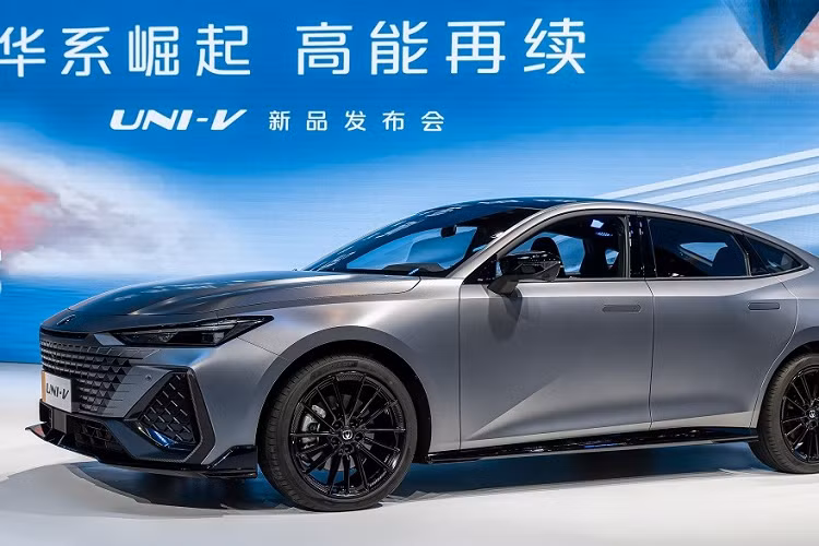 Trước đây, mẫu sedan Changan UNI-V của Trung Quốc này chỉ được trang bị động cơ xăng 1.5L. Ở phiên bản 2.0T, Changan UNI-V 2022 dùng động cơ xăng Blue Whale 4 xi-lanh, tăng áp, dung tích 2.0L mới, sản sinh công suất tối đa 232 mã lực và mô-men xoắn cực đại 390 Nm khá mạnh mẽ.