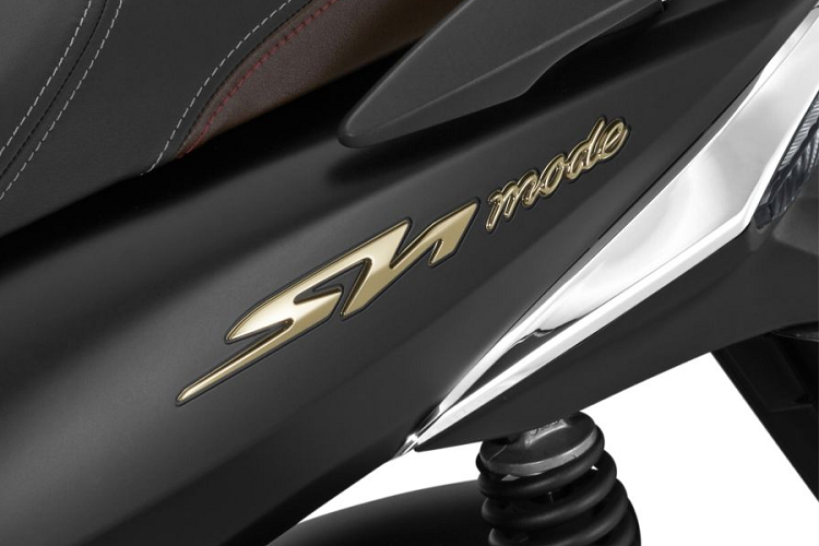 Tiếp tục lấy cảm hứng từ phong cách Châu Âu thời trang, thanh lịch đầy quyến rũ, Sh mode 125cc sử dụng Logo "Sh" 3D nổi trên thân xe có hình dáng tựa như logo của dòng xe SH đẳng cấp, tiếp nối là logo "mode" với đường nét tinh xảo, thiết kế bo tròn tinh tế. Đường vân họa tiết dốc màu đã tạo nên hiệu ứng bề mặt ấn tượng ứng với sự biến đổi khi ánh sáng chiếu tới, mang đến hình ảnh cao cấp và sang trọng.