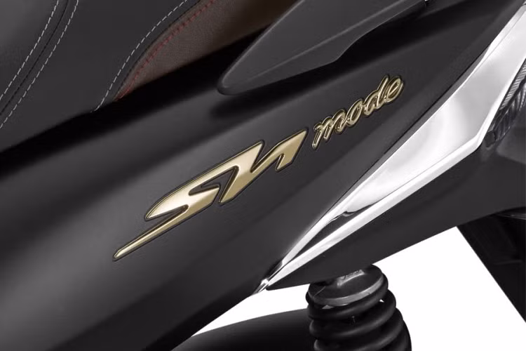 Tiếp tục lấy cảm hứng từ phong cách Châu Âu thời trang, thanh lịch đầy quyến rũ, Sh mode 125cc sử dụng Logo "Sh" 3D nổi trên thân xe có hình dáng tựa như logo của dòng xe SH đẳng cấp, tiếp nối là logo "mode" với đường nét tinh xảo, thiết kế bo tròn tinh tế. Đường vân họa tiết dốc màu đã tạo nên hiệu ứng bề mặt ấn tượng ứng với sự biến đổi khi ánh sáng chiếu tới, mang đến hình ảnh cao cấp và sang trọng.