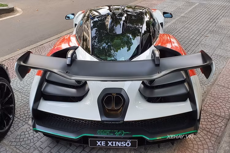 Chiếc McLaren Senna này sở hữu bộ cánh trắng - đỏ đan xen, kết hợp với một vài điểm nhấn màu xanh lá cây. Đi kèm là bộ mâm đa chấu sơn đen bóng và kẹp phanh màu xanh dương tương phản thú vị.