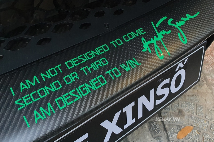 Cung cấp sức mạnh cho siêu xe McLaren Senna là động cơ tăng áp kép V8 4.0L sản sinh công suất 789 mã lực và mô-men xoắn cực đại 800Nm, giúp chiếc hypercar có thể tăng tốc từ 0-100 km/h trong 3 giây trước khi cán tốc độ tối đa 350 km/h.