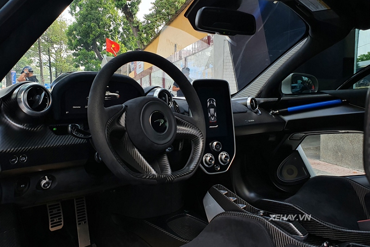 Ở bên trong, McLaren Senna thứ 2 của Việt Nam được trang bị ghế ngồi kiểu xe đua bằng sợi carbon, đi kèm dây đai an toàn và thanh trợ lực cửa cánh bướm màu xanh dương tạo điểm nhấn và nhiều chi tiết sợi carbon nhám.