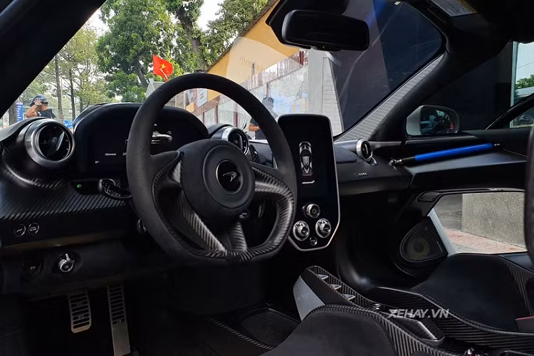 Ở bên trong, McLaren Senna thứ 2 của Việt Nam được trang bị ghế ngồi kiểu xe đua bằng sợi carbon, đi kèm dây đai an toàn và thanh trợ lực cửa cánh bướm màu xanh dương tạo điểm nhấn và nhiều chi tiết sợi carbon nhám.