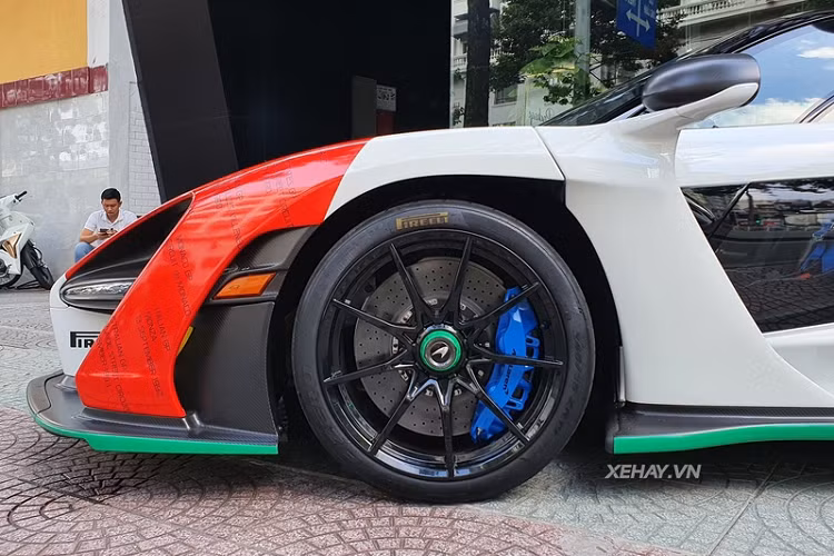 Hiện không rõ chủ nhân của chiếc Senna này là ai và xe có giá bao nhiêu, chỉ biết rằng cả thế giới chỉ có 500 chiếc McLaren Senna được xuất xưởng, ở nước ngoài, xe có giá từ khoảng 1 triệu USD (khoảng 23,2 tỷ đồng) chưa gồm các tùy chọn. Khi về Việt Nam giá xe được đồn đoán lên tới 50 tỷ đồng (chưa ra biển số).