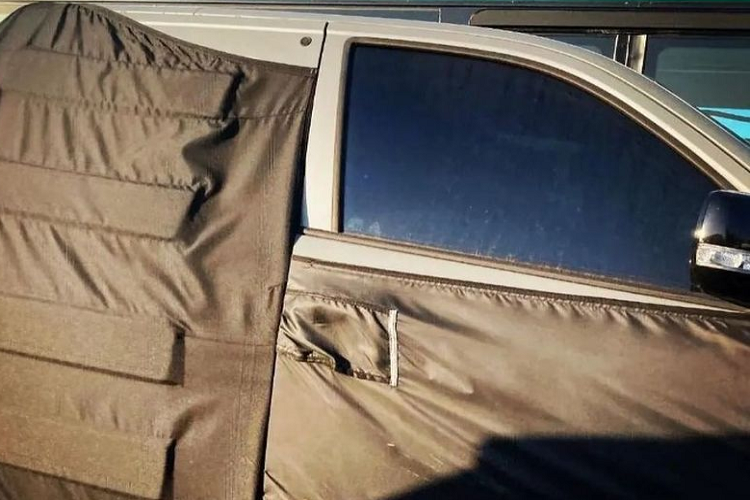 Như vậy, một trong hai chiếc sẽ sử dụng khung gầm rời và chiếc còn lại sẽ được phát triển dựa trên nền tảng khung thân liên khối giống như mẫu xe đồng hương Hyundai Santa Cruz.