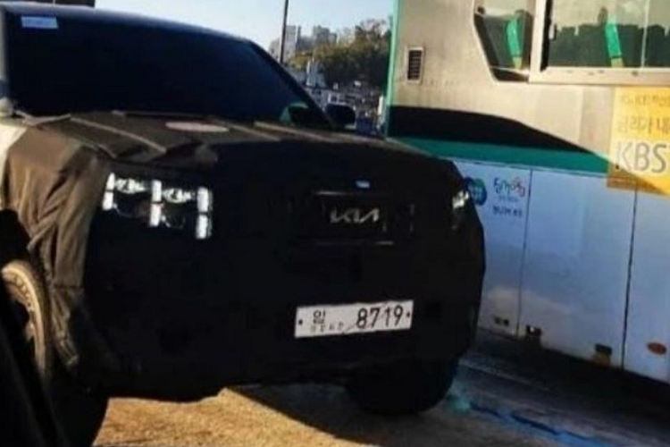 Tuy nhiên, có thể thấy rõ ràng ngoại hình của chiếc bán tải này có nhiều chi tiết vay mượn từ mẫu SUV cùng thương hiệu Kia Mohave. Bức ảnh chụp ở phần đầu cho thấy xe bán tải Kia hoàn toàn mới có cụm đèn đặt ngang, thiết kế vuông vức tương tự Mohave. Khu vực mặt ca lăng cũng có kích thước giống nhau và logo Kia mới.