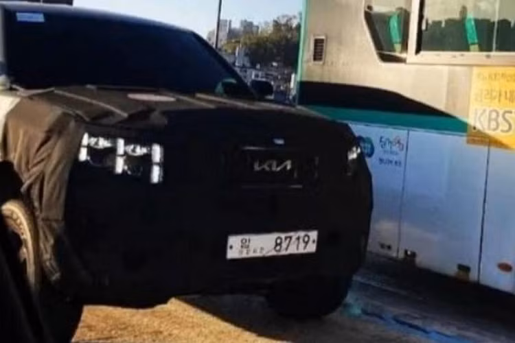 Tuy nhiên, có thể thấy rõ ràng ngoại hình của chiếc bán tải này có nhiều chi tiết vay mượn từ mẫu SUV cùng thương hiệu Kia Mohave. Bức ảnh chụp ở phần đầu cho thấy xe bán tải Kia hoàn toàn mới có cụm đèn đặt ngang, thiết kế vuông vức tương tự Mohave. Khu vực mặt ca lăng cũng có kích thước giống nhau và logo Kia mới.