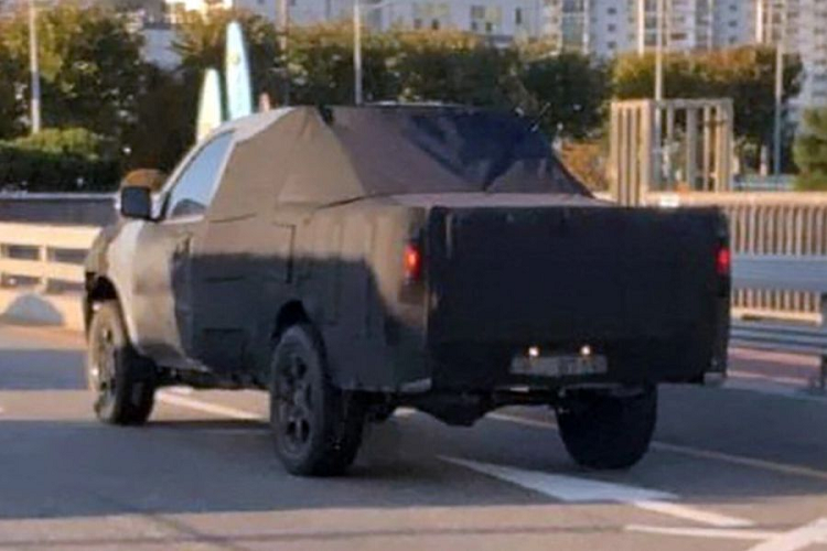 Tuy nhiên, cũng không ngoại trừ khả năng Kia sẽ phát triển hẳn một nền tảng mới dành cho xe bán tải đầu tiên của mình. Hồi tháng 3 năm nay, hãng cũng đã hé lộ kế hoạch ra mắt 2 mẫu xe bán tải Kia thuần điện vào trước năm 2027. Trong đó, một mẫu sẽ là xe bán tải "hạng nặng", và một là "mẫu chiến lược dành cho các thị trường mới nổi".