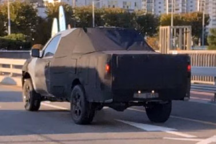 Tuy nhiên, cũng không ngoại trừ khả năng Kia sẽ phát triển hẳn một nền tảng mới dành cho xe bán tải đầu tiên của mình. Hồi tháng 3 năm nay, hãng cũng đã hé lộ kế hoạch ra mắt 2 mẫu xe bán tải Kia thuần điện vào trước năm 2027. Trong đó, một mẫu sẽ là xe bán tải "hạng nặng", và một là "mẫu chiến lược dành cho các thị trường mới nổi".