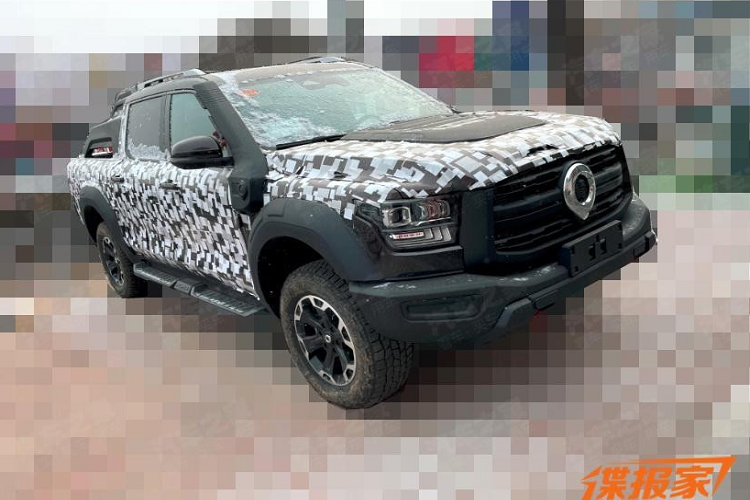 Những hình ảnh trên đường thử cho thấy Great Wall Cannon 2022 mới chỉ thay đổi nhẹ về thiết kế so với phiên bản cũ. Điều này được thể hiện qua một số chi tiết như cụm đèn pha và lưới tản nhiệt trên đầu xe. Trong đó, lưới tản nhiệt được sơn màu đen và đi kèm logo mạ crôm cỡ lớn, hình nòng súng thần công dành riêng cho dòng xe bán tải Great Wall Cannon.