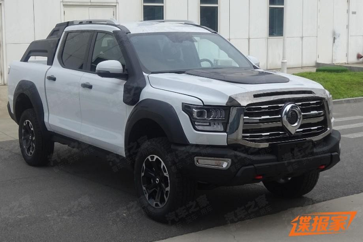 Thêm vào đó là khu vực chính giữa nắp ca-pô được sơn màu đen và chi tiết có vẻ giống "ống thở" dành cho xe off-road nằm trên cột A bên phải. Ngoài ra, Great Wall Cannon mới còn được trang bị ốp cua lốp cỡ lớn, vành la-zăng phối 2 màu mới và thanh vai bò dày dặn hơn trên thùng sau. Tương tự đèn pha, đèn hậu của Great Wall Cannon mới cũng được cải tiến với tạo hình bên trong tinh tế hơn.