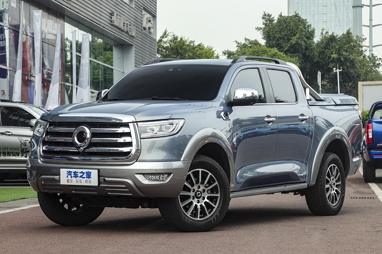 Chưa hết, Great Wall Cannon mới còn được trang bị cần số mới với thiết kế như cần đẩy máy bay và núm xoay chọn chế độ của hệ dẫn động 4 bánh. Phía sau cụm điều khiển trung tâm là ngăn chứa đồ khá rộng và bệ tì tay trung tâm. Ngoài ra, nội thất của Great Wall Cannon mới còn được bọc da màu đen với những điểm nhấn màu vàng tương phản trên ghế, tay nắm ở mặt táp-lô và bệ tì tay trên cửa. Chỉ khâu của mẫu xe bán tải này cũng màu vàng, mang đến vẻ thời trang và trẻ trung hơn.