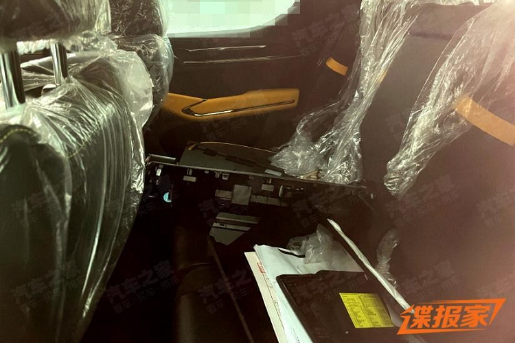 Tiến vào bên trong Great Wall Cannon mới, người lái sẽ bắt gặp không gian nội thất hiện đại hơn trước. Đây cũng là điểm nhấn đáng chú ý nhất của mẫu xe bán tải Trung Quốc này. Có thể nói, thiết kế nội thất của Great Wall Cannon mới khá giống với mẫu SUV cỡ trung Tank 500. Điều này không có gì lạ vì 2 mẫu xe này cùng do hãng Great Wall sản xuất. Trước mặt người lái xuất hiện vô lăng mới và bảng đồng hồ kỹ thuật số với màn hình LCD cỡ lớn. Bên cạnh đó là màn hình cảm ứng đặt nổi trên mặt táp-lô và không còn nằm giữa 2 cửa gió điều hòa trung tâm như trước. Cửa gió điều hòa hiện đã được chuyển xuống bên dưới màn hình.