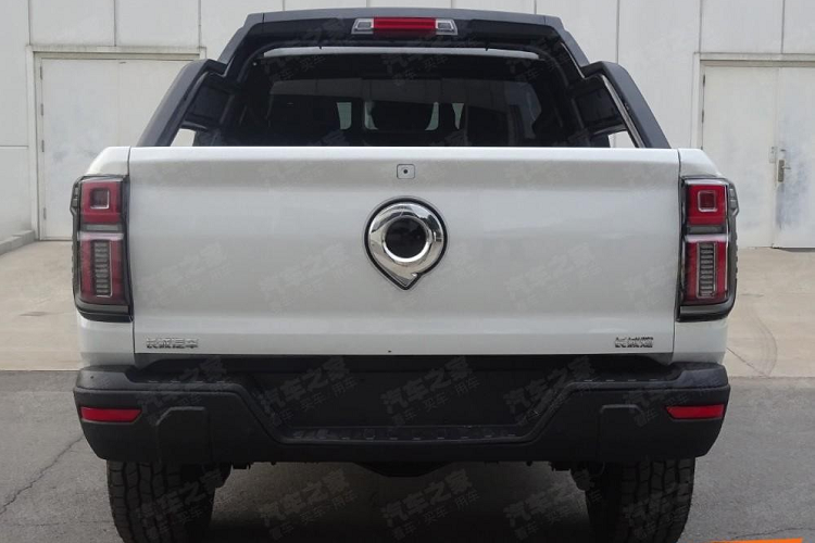 Ở phiên bản cũ, xe dùng động cơ xăng 4 xi-lanh, tăng áp, dung tích 2.0L với công suất tối đa 221 mã lực. Thứ hai là động cơ diesel 4 xi-lanh, tăng áp, dung tích 2.0L, tạo ra công suất tối đa 161 mã lực và mô-men xoắn cực đại 400 Nm. Cả hai động cơ đều kết hợp với hộp số tự động ZF 8 cấp và hệ dẫn động 4 bánh.