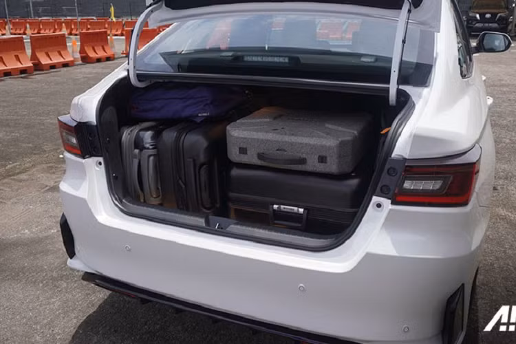 Nối giữa 2 cụm đèn pha là nẹp màu đen nằm vắt ngang đầu xe, tích hợp logo của hãng Toyota. Trong khi đó, ở hai góc cản trước có thêm khe gió nằm dọc màu đen mới. Ở bên sườn, xe được áp dụng phong cách thiết kế fastback với phần nóc kéo mượt mà đến nắp cốp sau. Thêm vào đó là đường chân kính nổi bật, chếch dần lên ở cột C và bộ vành hợp kim 10 chấu kép mới dành cho bản cao cấp.