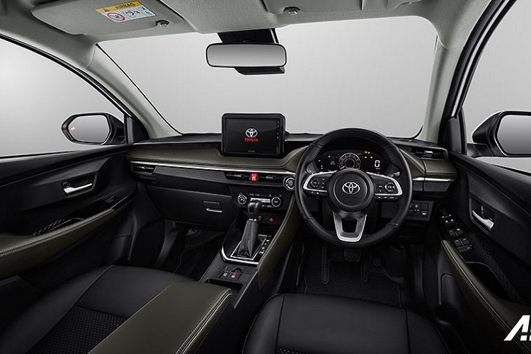 Bên trong Toyota Vios 2023 là không gian nội thất tạo cảm giác cao cấp hơn. Ngoài ra, nội thất của mẫu sedan hạng B này còn sử dụng nhiều chi tiết chung với Veloz Cross và Raize như vô lăng 3 chấu, tích hợp phím chức năng, bảng đồng hồ, núm chỉnh điều hòa hay cụm điều khiển trung tâm. Riêng mặt táp-lô và tapi cửa được bọc bằng chất liệu mềm mại hơn.