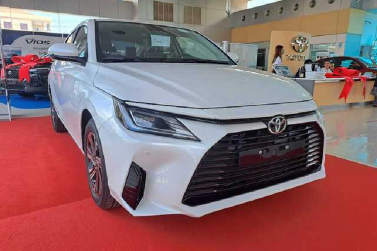 "Trái tim" của Toyota Vios 2023 ở thị trường Indonesia là động cơ xăng 4 xi-lanh, dung tích 1.5L, sản sinh công suất tối đa 106 mã lực và mô-men xoắn cực đại 138 Nm tại tua máy 4.200 vòng/phút. Động cơ này đồng hành cùng hộp số sàn 5 cấp hoặc hộp số biến thiên vô cấp CVT. Như vậy, mẫu sedan hạng B này ở thị trường Indonesia dùng động cơ hoàn toàn khác biệt so với xe ở Thái Lan và Lào.