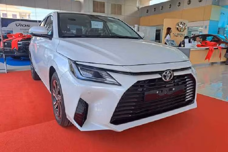 "Trái tim" của Toyota Vios 2023 ở thị trường Indonesia là động cơ xăng 4 xi-lanh, dung tích 1.5L, sản sinh công suất tối đa 106 mã lực và mô-men xoắn cực đại 138 Nm tại tua máy 4.200 vòng/phút. Động cơ này đồng hành cùng hộp số sàn 5 cấp hoặc hộp số biến thiên vô cấp CVT. Như vậy, mẫu sedan hạng B này ở thị trường Indonesia dùng động cơ hoàn toàn khác biệt so với xe ở Thái Lan và Lào.