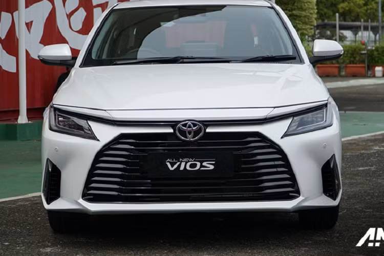 Ở thị trường Indonesia, Toyota Vios 2023 được chia thành 3 bản trang bị là E 1.5 MT, G 1.5 CVT và G1.5 TSS CVT. Giá xe Toyota Vios mới ở thị trường này dao động từ 314,9 - 368,4 triệu Rupiah (khoảng 491 - 575 triệu đồng). Ở thị trường Indonesia, Toyota Vios 2023 được chia thành 3 bản trang bị là E 1.5 MT, G 1.5 CVT và G1.5 TSS CVT.
