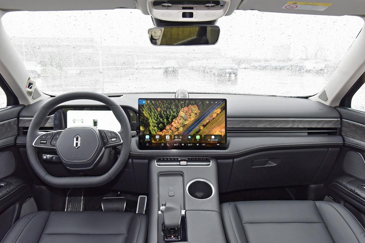 Xe dùng cụm pin 40 kWh và có phạm vi di chuyển tối đa 1.200 km. Đặc biệt, lượng xăng tiêu thụ trung bình của Huawei AITO M5 chỉ dừng ở con số 0,8 lít/100 km, theo tiêu chuẩn WLTC. Nằm bên trong thân vỏ của Huawei AITO M5 là khung gầm hoàn toàn bằng nhôm. Thêm vào đó là hệ thống treo xương đòn kép phía trước và hệ thống treo độc lập đa liên kết đằng sau.