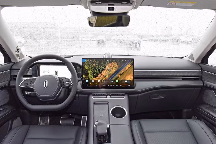 Xe dùng cụm pin 40 kWh và có phạm vi di chuyển tối đa 1.200 km. Đặc biệt, lượng xăng tiêu thụ trung bình của Huawei AITO M5 chỉ dừng ở con số 0,8 lít/100 km, theo tiêu chuẩn WLTC. Nằm bên trong thân vỏ của Huawei AITO M5 là khung gầm hoàn toàn bằng nhôm. Thêm vào đó là hệ thống treo xương đòn kép phía trước và hệ thống treo độc lập đa liên kết đằng sau.