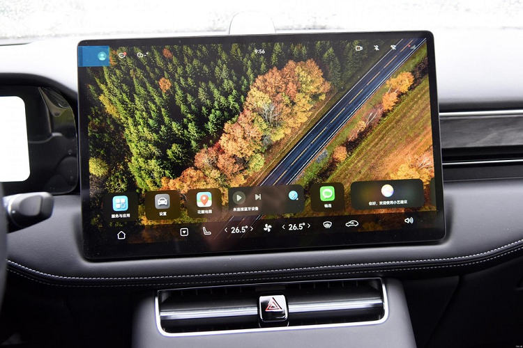 Thiết kế nội thất của Huawei AITO M5 khá đơn giản nhưng sang trọng với chất liệu da và gỗ ốp. Xe được trang bị vô lăng 2 chấu bọc da, tích hợp phím chức năng, bảng đồng hồ kỹ thuật số với màn hình LCD 10,25 inch, màn hình thông tin giải trí dạng cảm ứng 15,6 inch và màn hình hiển thị thông tin kính lái.