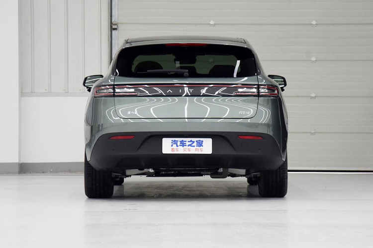 Chẳng những thông minh, nội thất của xe còn yên tĩnh nhờ những giải pháp cách âm ở kính và gầm. Hãng Huawei cho biết, độ ồn bên trong nội thất khi xe chạy ở vận tốc 80 km/h là khoảng 56,9 dB.