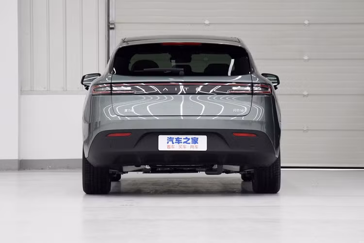 Chẳng những thông minh, nội thất của xe còn yên tĩnh nhờ những giải pháp cách âm ở kính và gầm. Hãng Huawei cho biết, độ ồn bên trong nội thất khi xe chạy ở vận tốc 80 km/h là khoảng 56,9 dB.