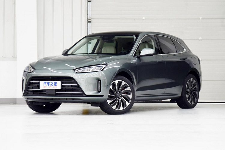 AITO là thương hiệu con do hãng điện thoại Huawei và đối tác Seres (Sokon) thành lập. Ban đầu, các cửa hàng của Huawei chỉ bán dòng xe SF5 của Seres. Sau đó, mối quan hệ hợp tác này tiến thêm một bước nữa khi gây dựng thương hiệu ôtô mới là AITO. Theo hãng điện thoại Trung Quốc, cái tên AITO được viết tắt từ cụm Adding Intelligence to Auto", tạm dịch là "thêm sự thông minh cho ôtô". Huawei AITO M5 2022 mới chính là mẫu xe đầu tiên của thương hiệu AITO này.