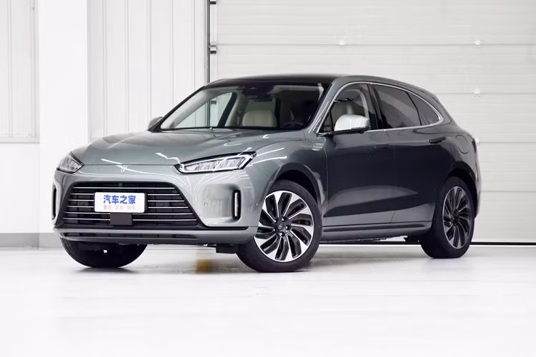 AITO là thương hiệu con do hãng điện thoại Huawei và đối tác Seres (Sokon) thành lập. Ban đầu, các cửa hàng của Huawei chỉ bán dòng xe SF5 của Seres. Sau đó, mối quan hệ hợp tác này tiến thêm một bước nữa khi gây dựng thương hiệu ôtô mới là AITO. Theo hãng điện thoại Trung Quốc, cái tên AITO được viết tắt từ cụm Adding Intelligence to Auto", tạm dịch là "thêm sự thông minh cho ôtô". Huawei AITO M5 2022 mới chính là mẫu xe đầu tiên của thương hiệu AITO này.